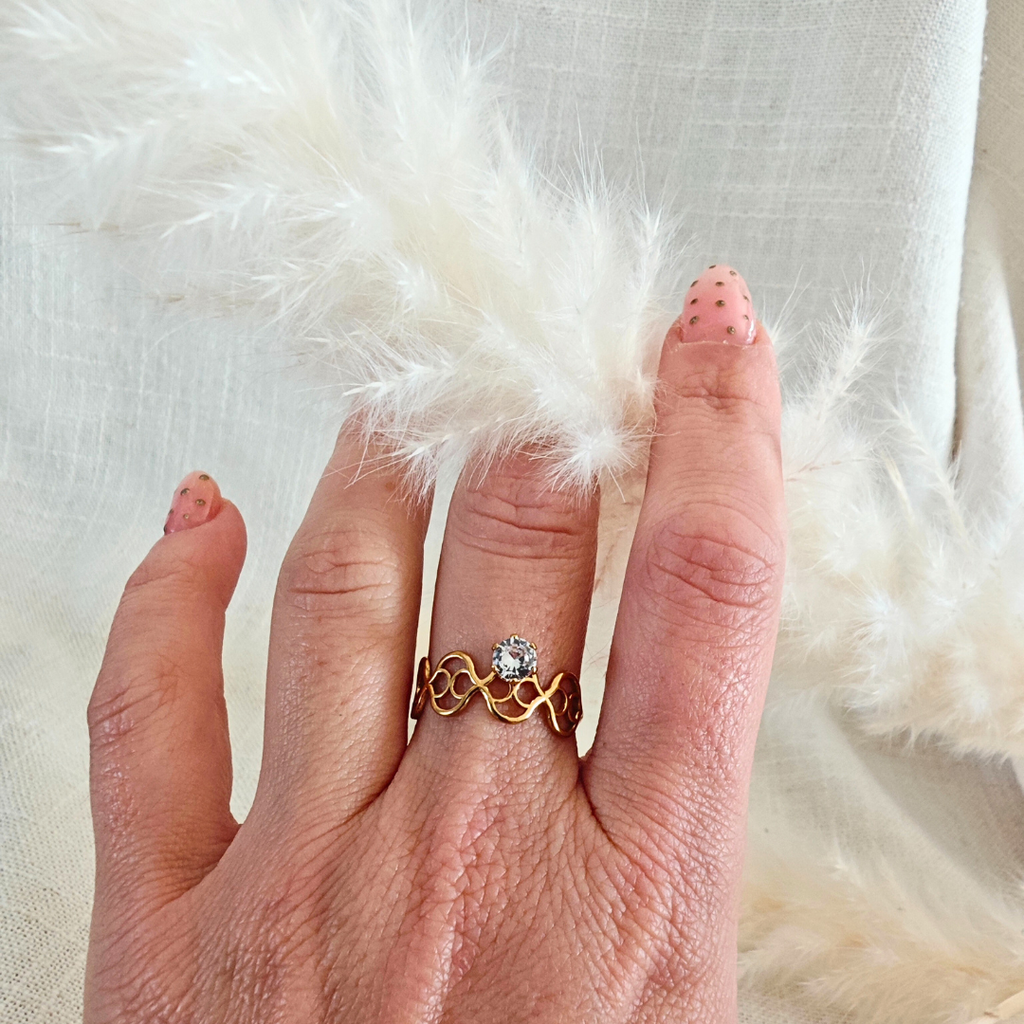 Bague Celesta – doré & pierre cristal