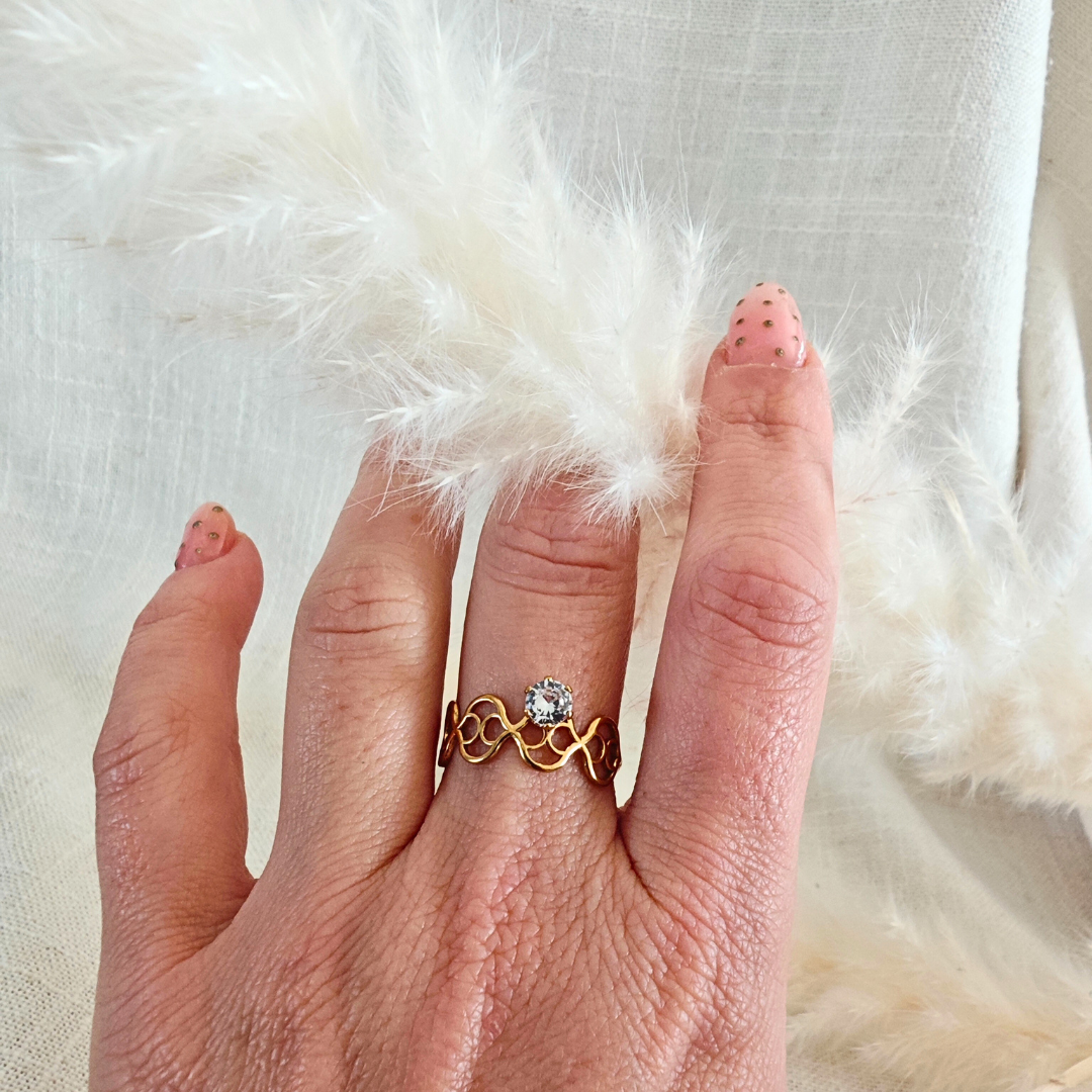 Bague Celesta – doré & pierre cristal