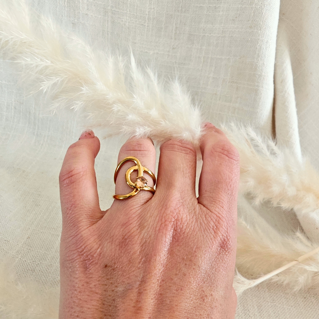 Bague Maï – doré & pierre ambrée rosée
