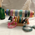 Bracelet Brodé à Message Tissage Bohème avec Pompons