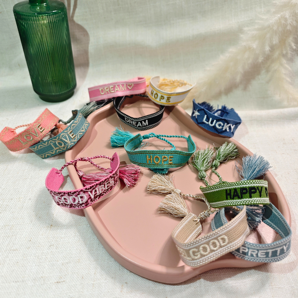 Bracelet Brodé à Message – Tissage Bohème avec Pompons