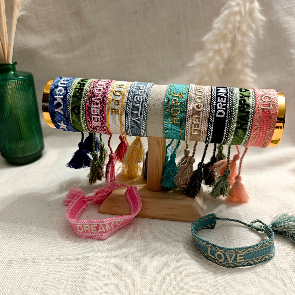 Bracelet Brodé à Message – Tissage Bohème avec Pompons