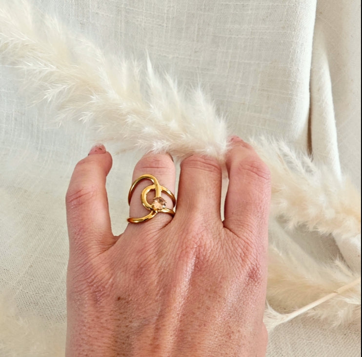 Bague Maï dorée & pierre ambrée rosée