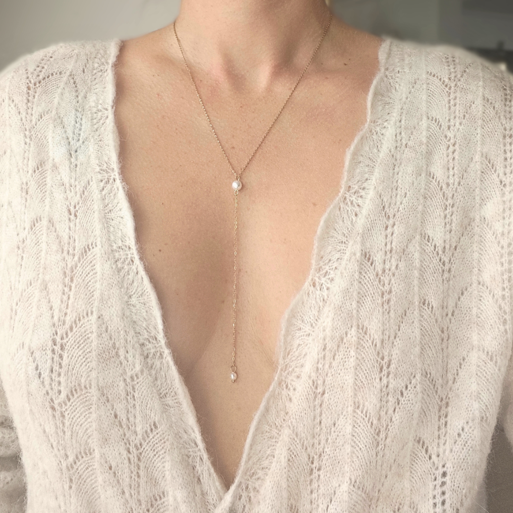 Collier Livia – Chaîne dorée et perles nacrées