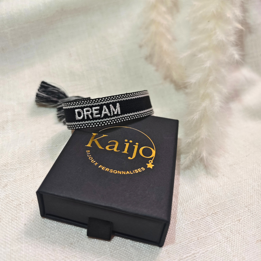 Bracelet Brodé à Message – Tissage Bohème avec Pompons