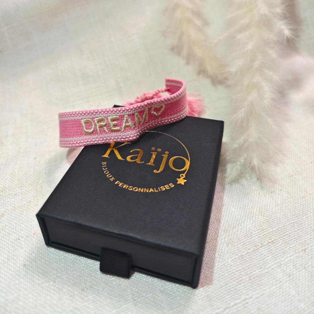 Bracelet Brodé à Message – Tissage Bohème avec Pompons