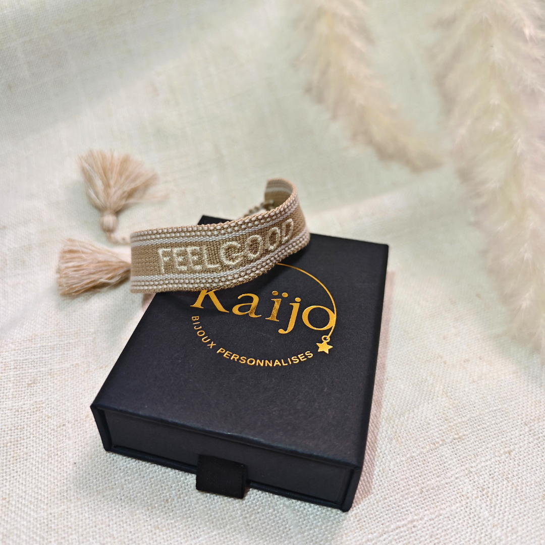 Bracelet Brodé à Message – Tissage Bohème avec Pompons