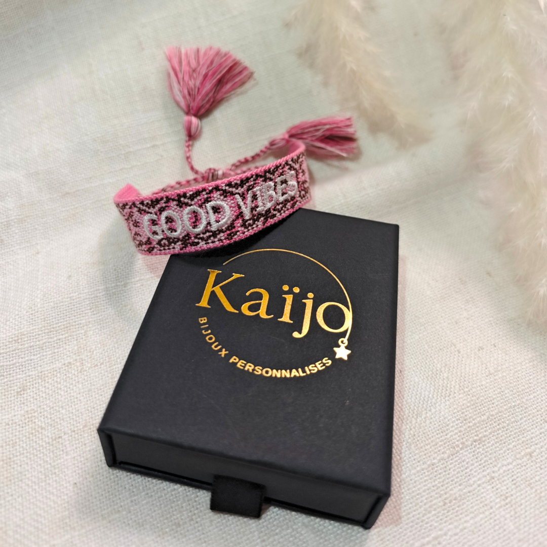 Bracelet Brodé à Message – Tissage Bohème avec Pompons