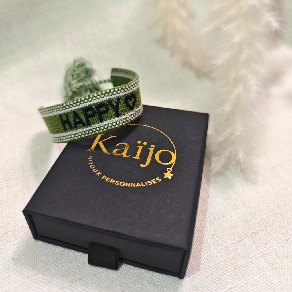 Bracelet Brodé à Message – Tissage Bohème avec Pompons