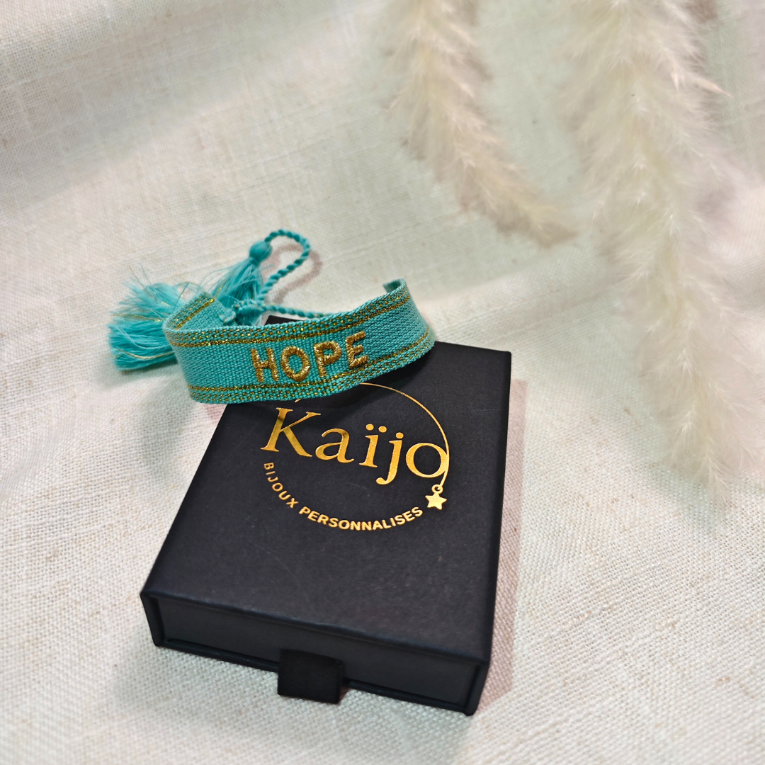 Bracelet Brodé à Message – Tissage Bohème avec Pompons