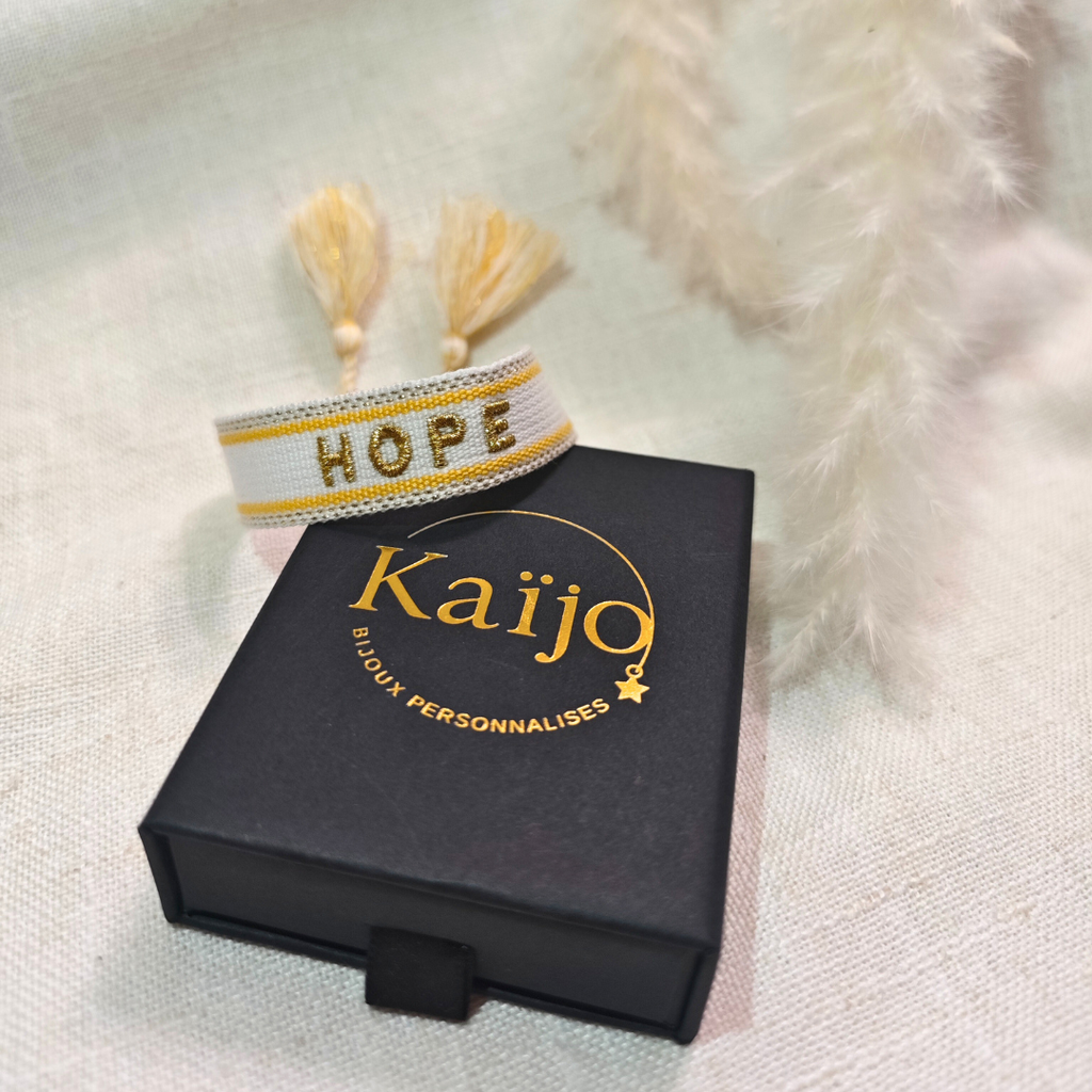 Bracelet Brodé à Message – Tissage Bohème avec Pompons