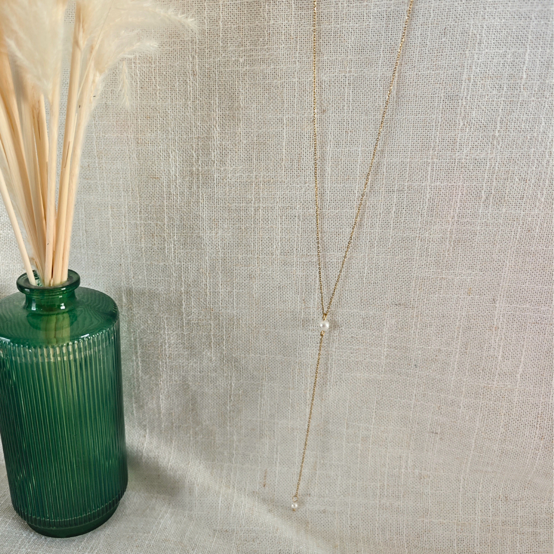 Collier Livia – Chaîne dorée et perles nacrées