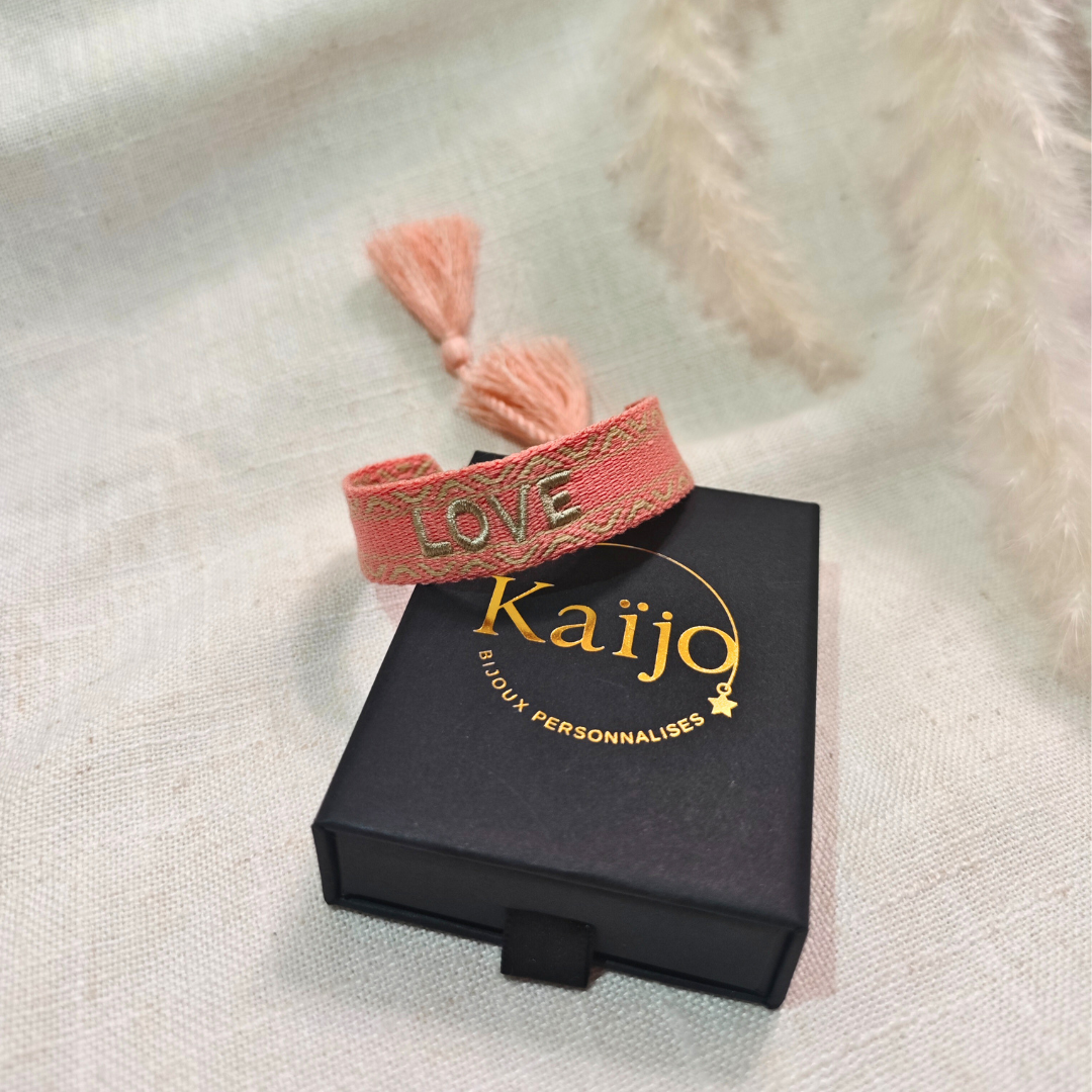 Bracelet Brodé à Message – Tissage Bohème avec Pompons