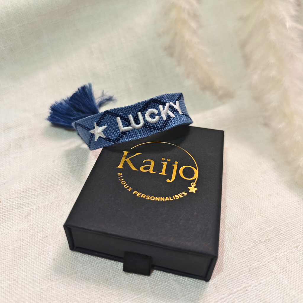 Bracelet Brodé à Message – Tissage Bohème avec Pompons