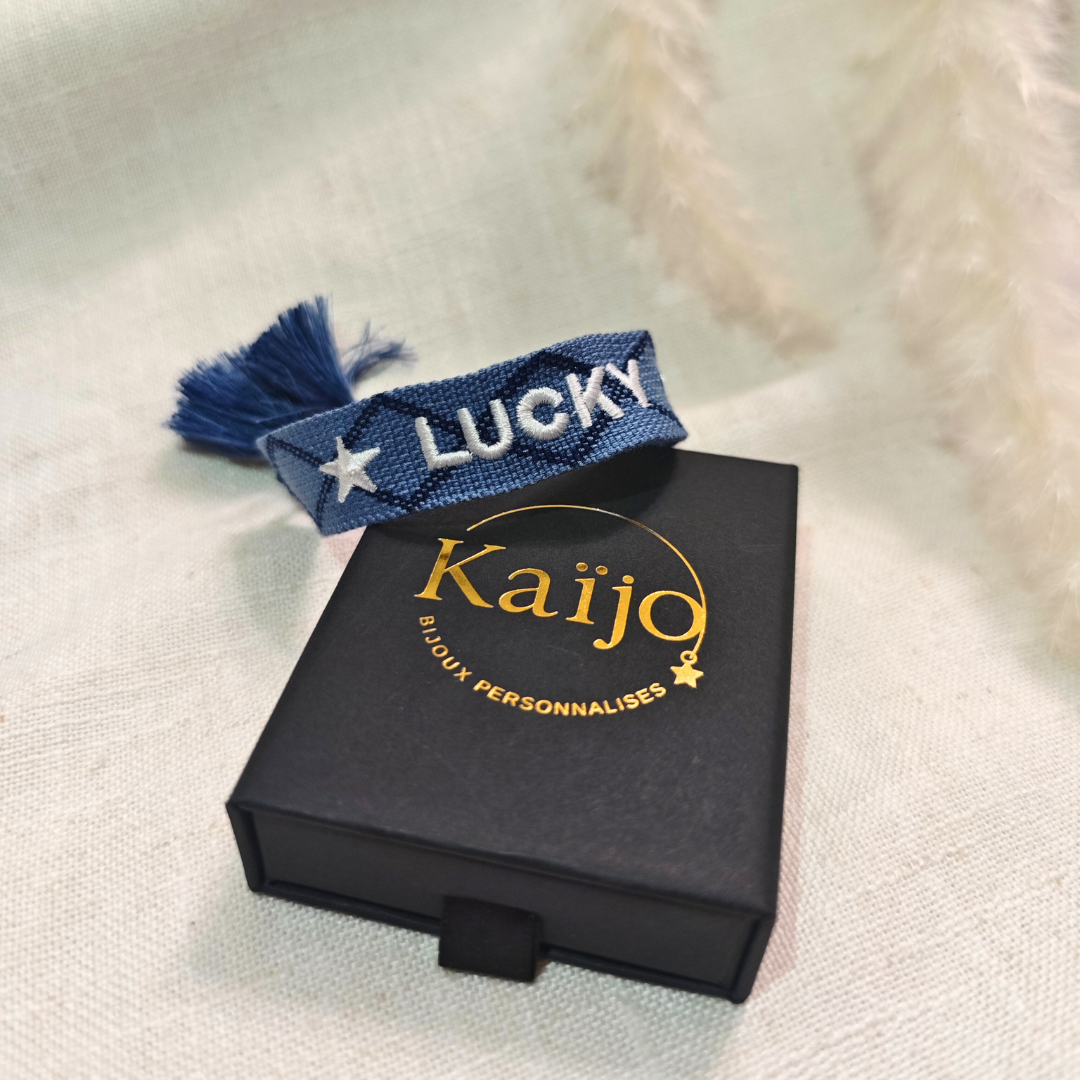 Bracelet Brodé à Message – Tissage Bohème avec Pompons