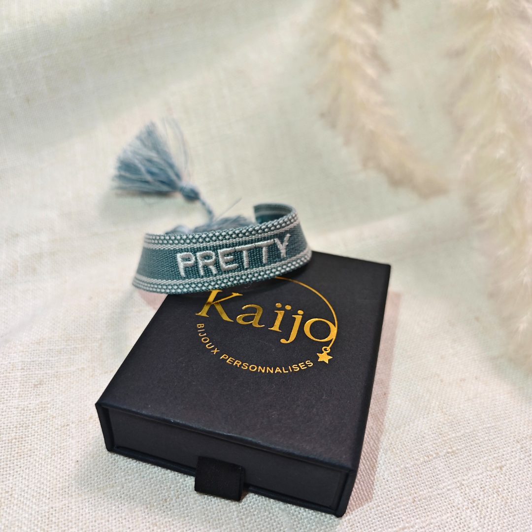 Bracelet Brodé à Message – Tissage Bohème avec Pompons