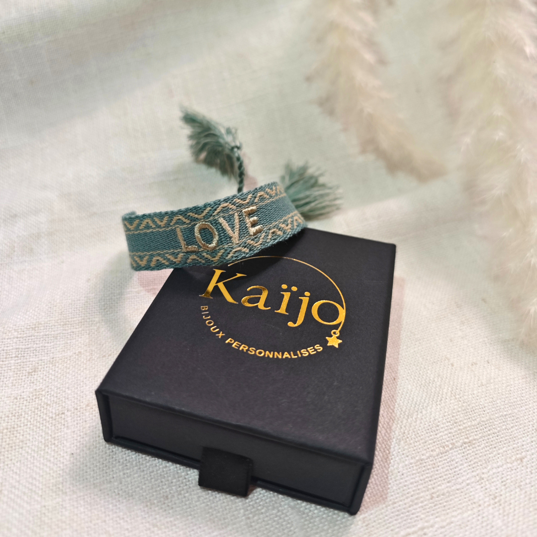 Bracelet Brodé à Message – Tissage Bohème avec Pompons