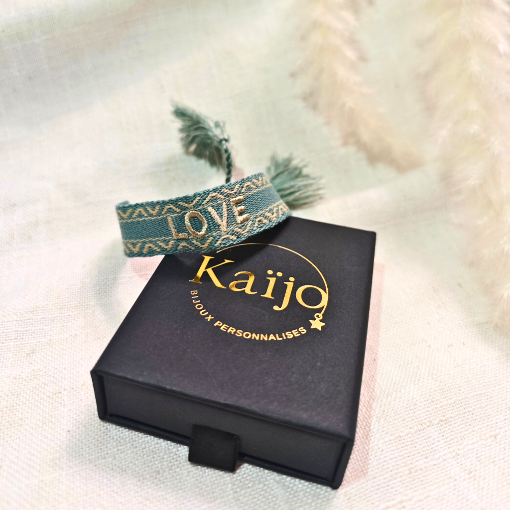 Bracelet Brodé à Message – Tissage Bohème avec Pompons